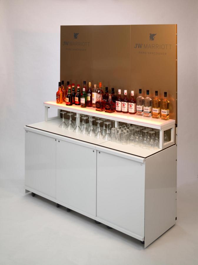 Bar à cocktails buffet arrière mobile en blanc et or.