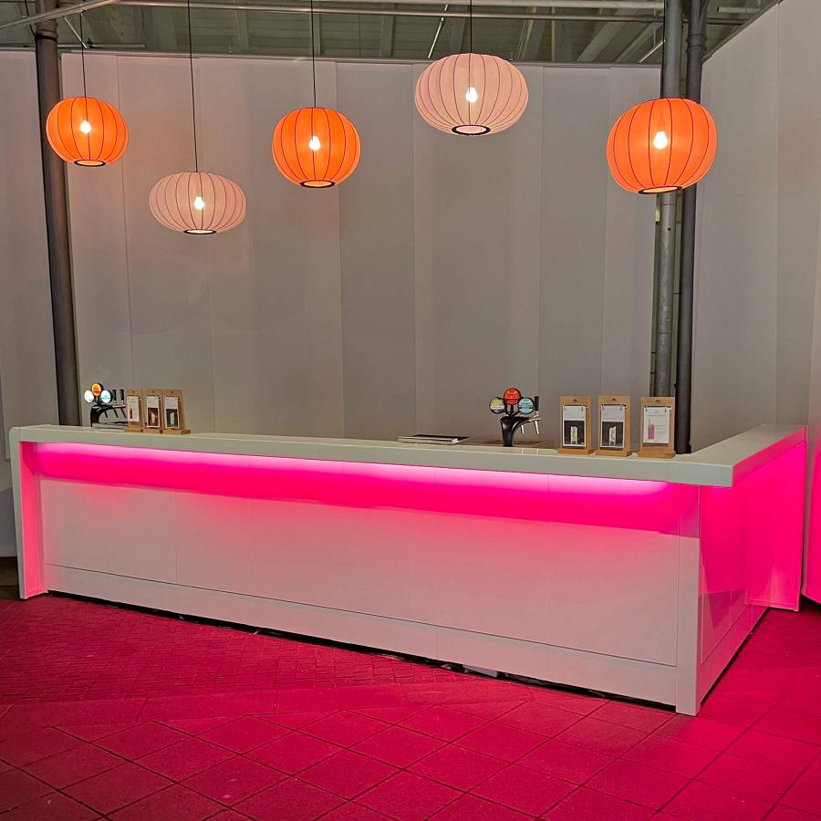 Bar à cocktails en forme de L avec éclairage RGB