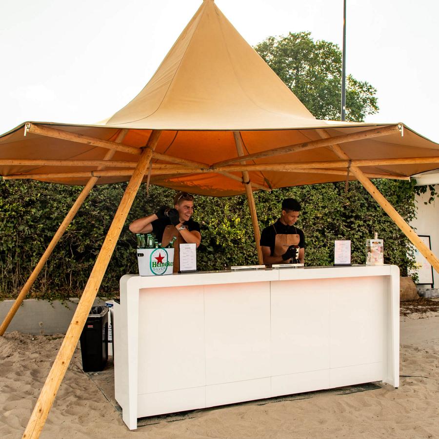 Bar à cocktails blanc avec éclairage RGB.