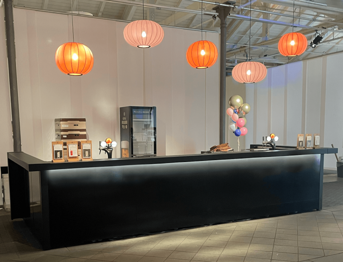 Comptoir de bar noir en forme de U avec éclairage