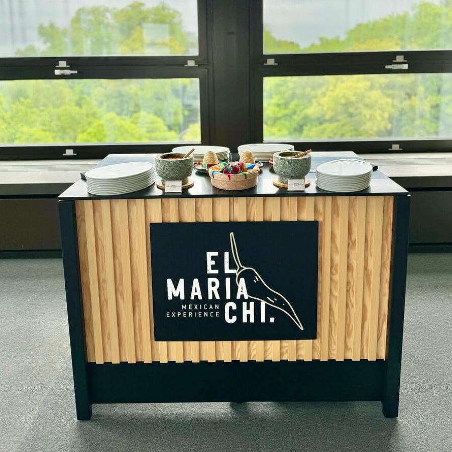 Comptoir de service plat avec façade en bois véritable et plaque de marque.