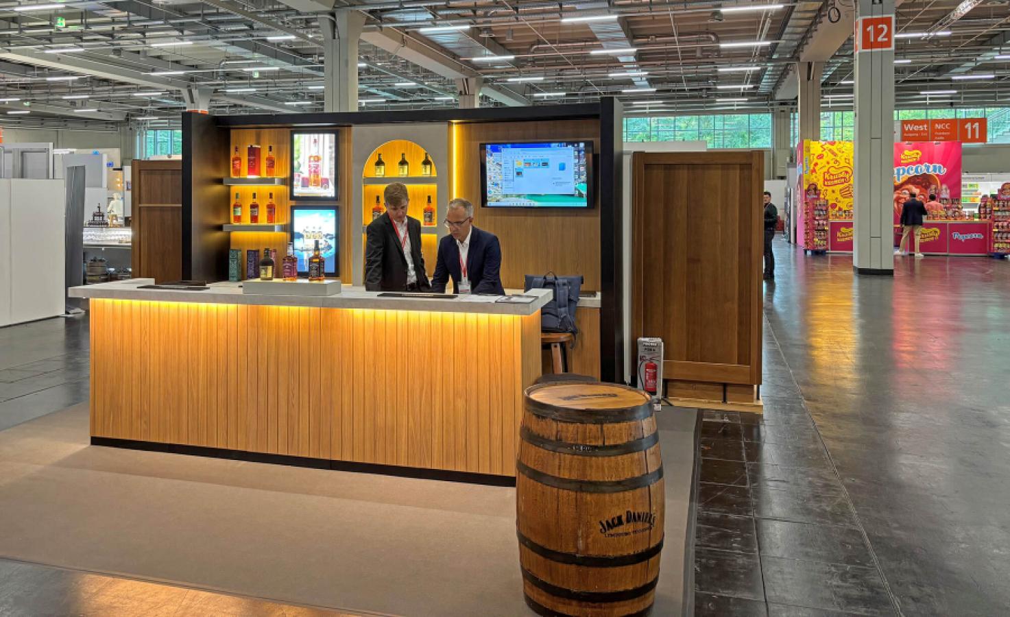 Messebar und Rückbuffet für Brown-Forman mit Holzverkleidung und Sonderausstattung.