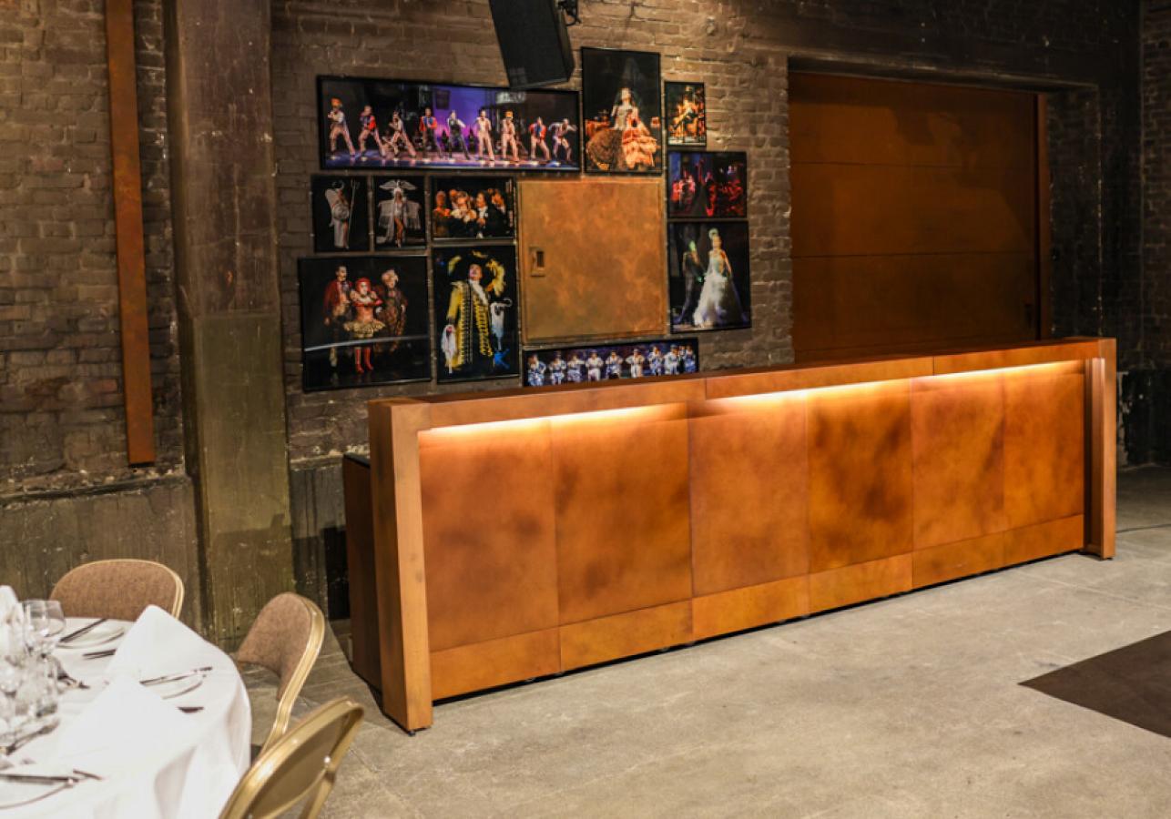 G-Rack Cocktailbar in Rostoptik mit Frontbeleuchtung.