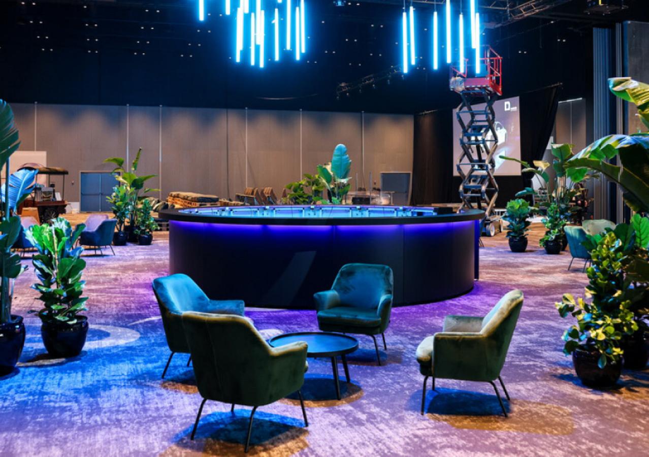 Große runde Cocktailbar mit RGB-Beleuchtung.