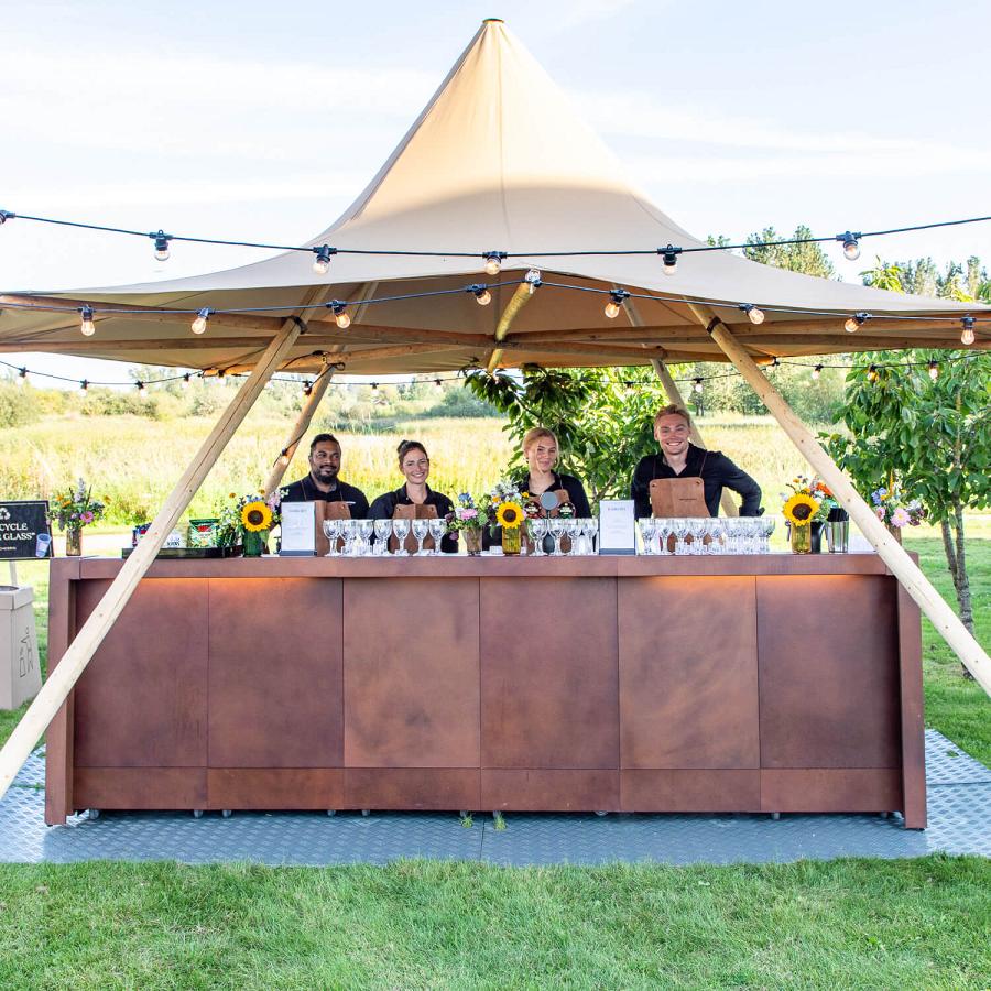 Outdoor Cocktailbar in Rostoptik mit Frontbeleuchtung.