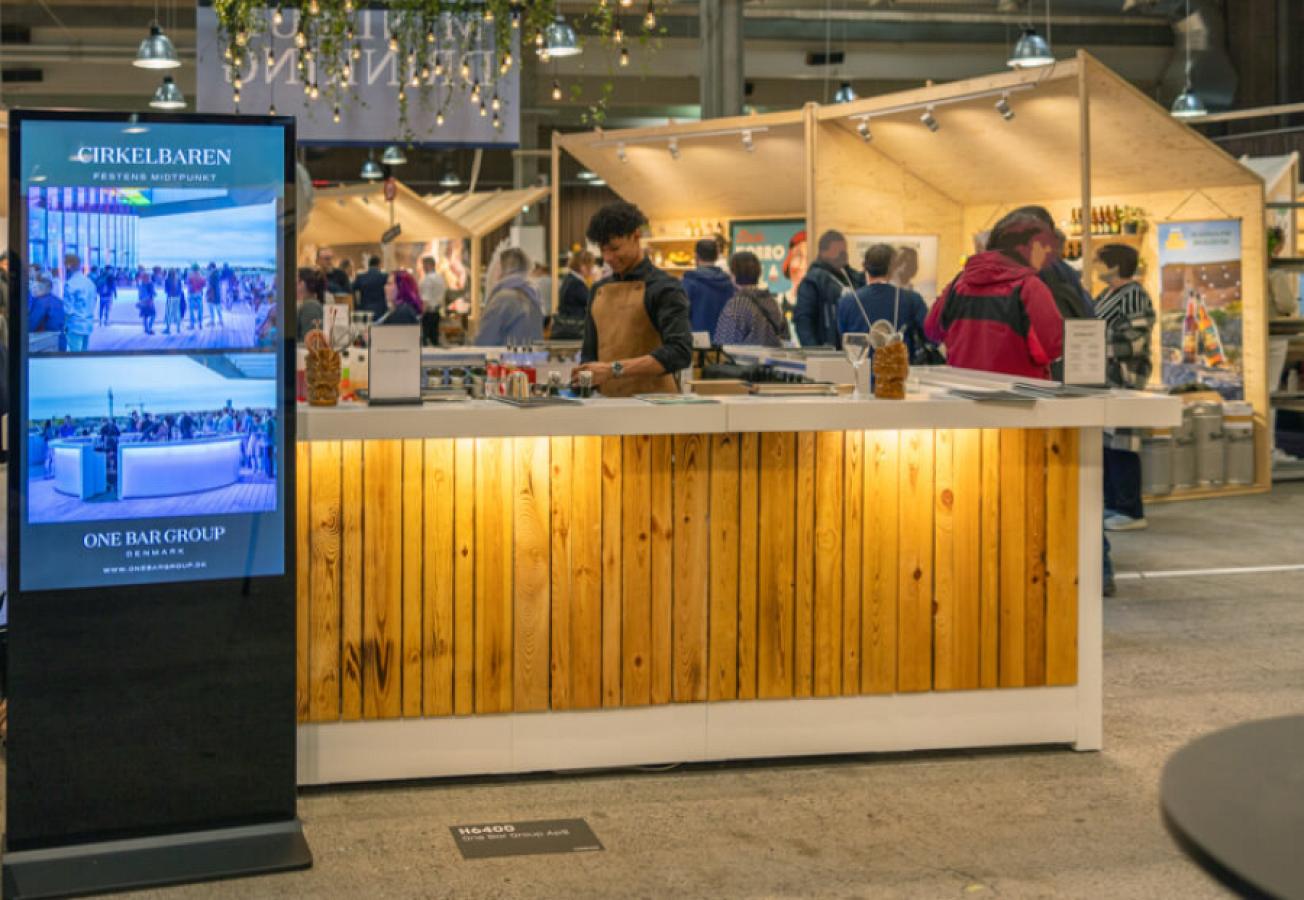 U-förmige Bar in Weiß mit Echtholzverkleidung.