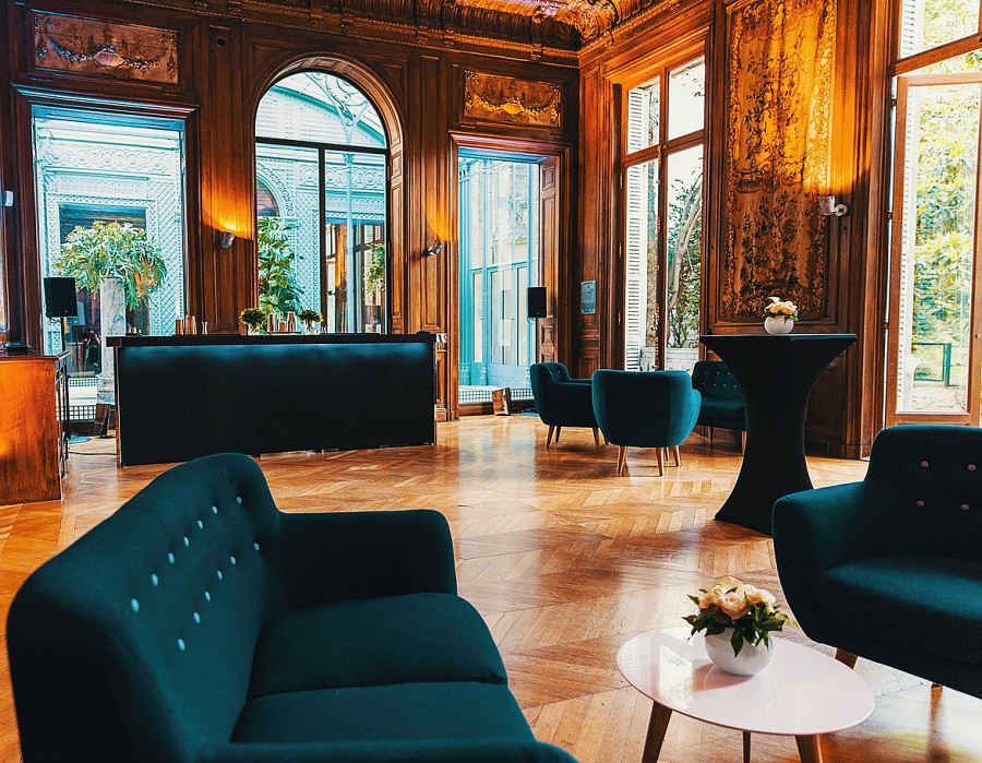 Black cocktail bar in noble event location in Paris