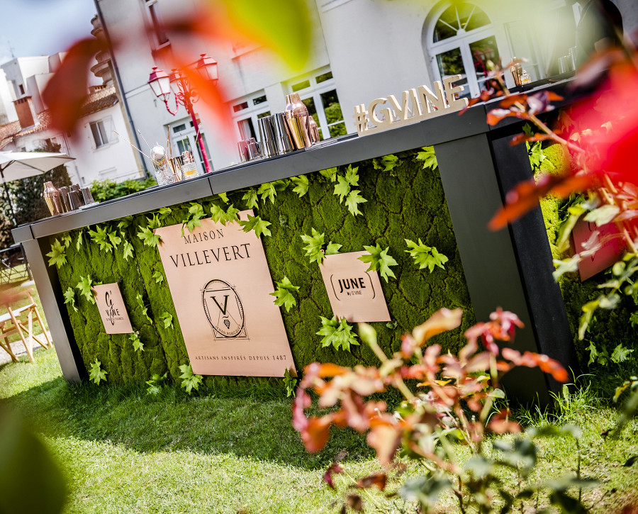 Mobile outdoor counter with moss